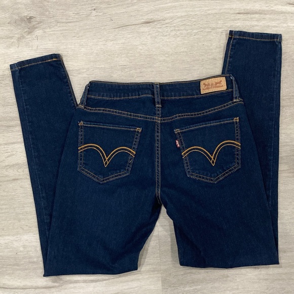 Like New! Levis Dark Blue Women's Jeans - Picture 5 of 5
